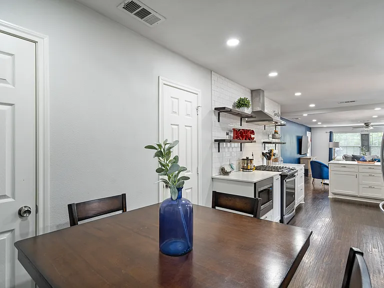 912 S Rosemont Ave — Photo 4