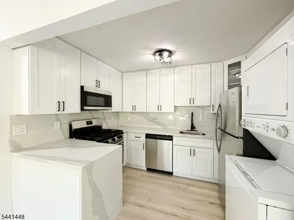 135 Falcon Ridge Way, Hamburg Boro, NJ 07419