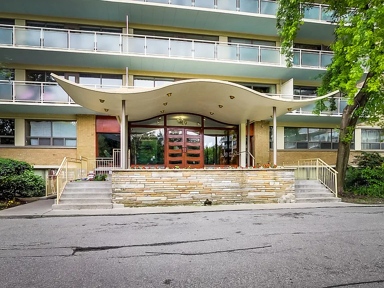 23 Lascelles Blvd — Photo 32