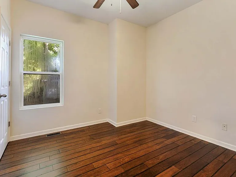 1099 Smith St SW #B — Photo 9