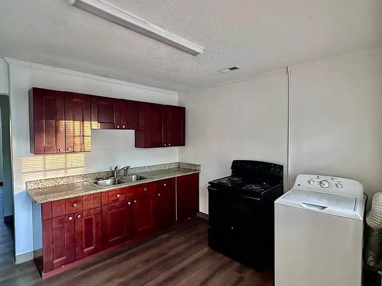 1012 Kennedy St #B — Photo 11