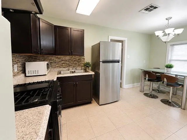 3 bed, 2.0 bath, 1300 sqft, $1,700 — Photo 3