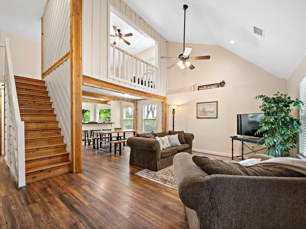 401 Lazy River Ln, Mont Belvieu, TX 77523