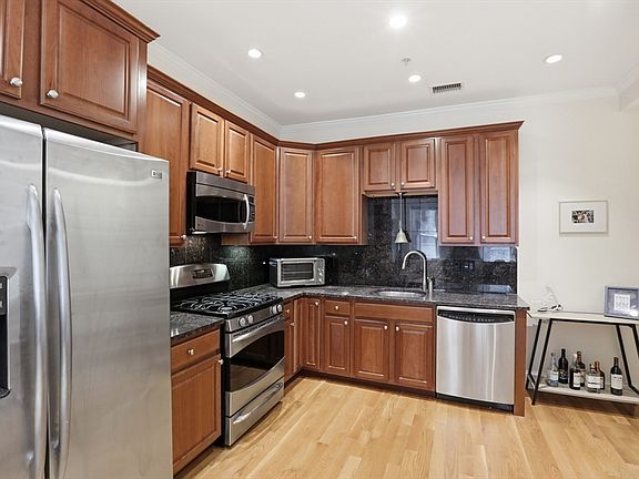 5th image of 73 Myrtle St APT 2