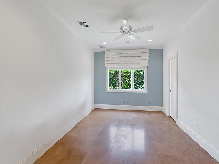 1575 Shorelands Dr E — Photo 16