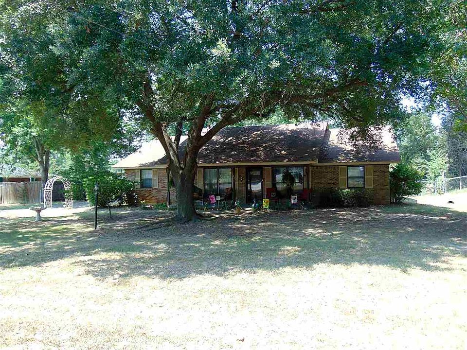 1st image of 411 Lake Dr