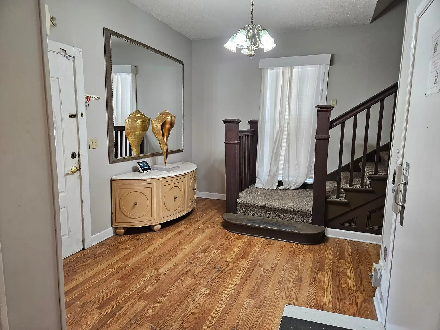 9 bed, 3.5 bath, 4000 sqft, $11,950 — Photo 3
