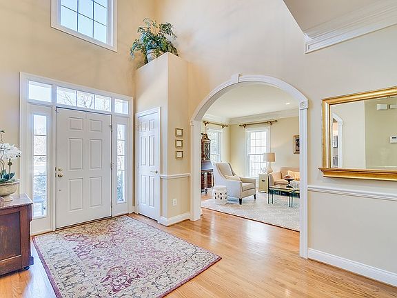 3rd image of 10111 Oakton Knoll Dr