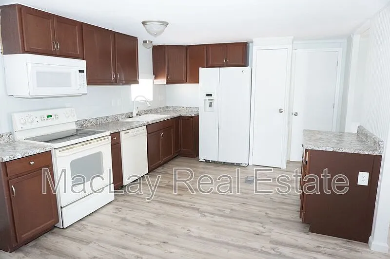 3 bed, 2.0 bath, 897 sqft, $1,595 — Photo 2