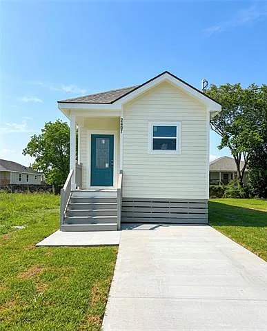 2407 Florence St — Photo 1