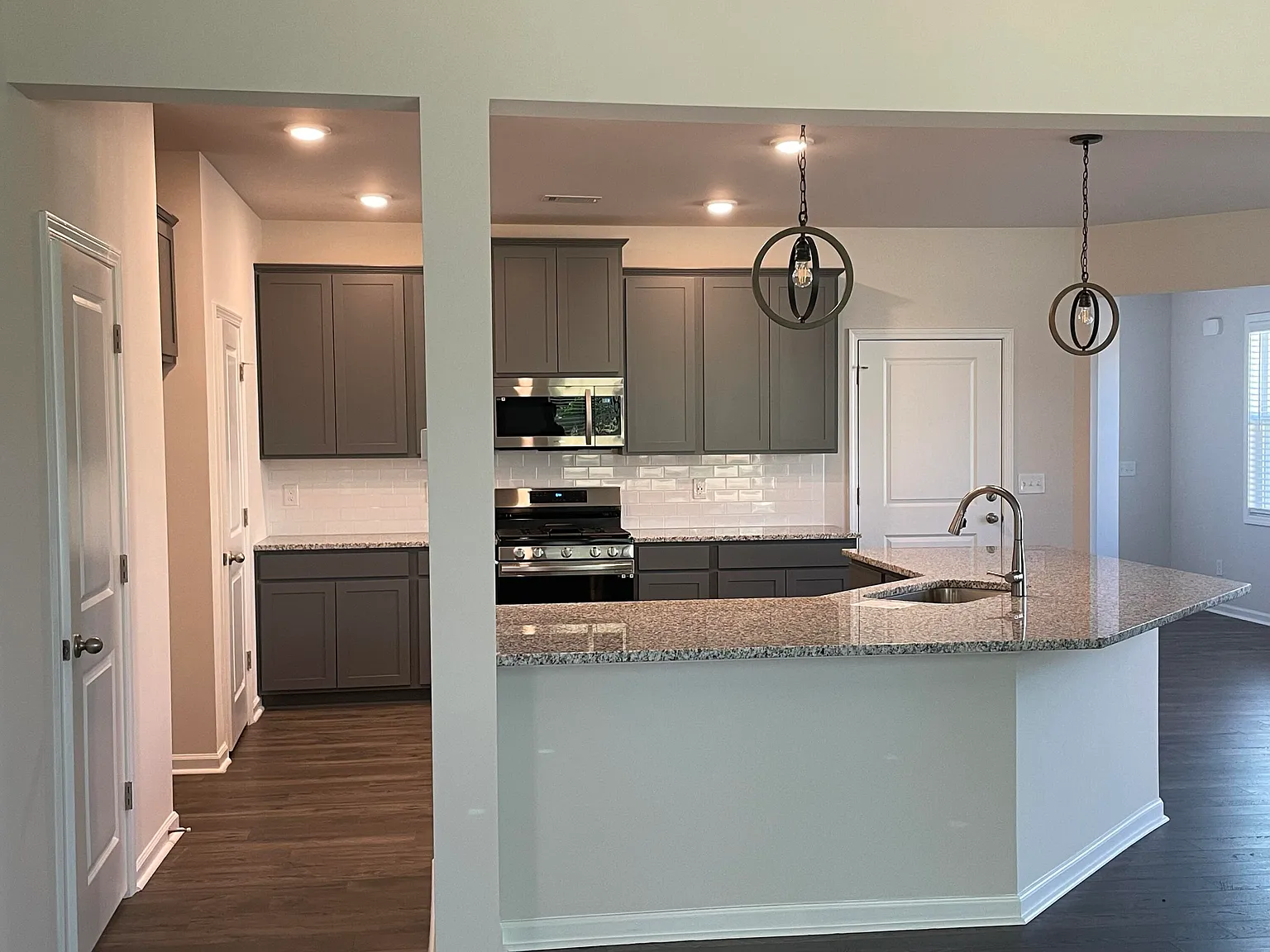 3 bed, 2.5 bath, 2273 sqft, $2,100 — Photo 4