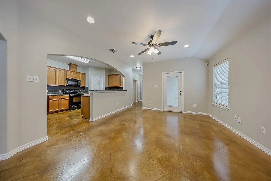 3 bed, 2.0 bath, 1300 sqft, $1,795 — Photo 3