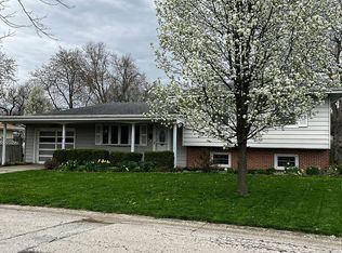7 Circle Dr, Charleston, IL 61920