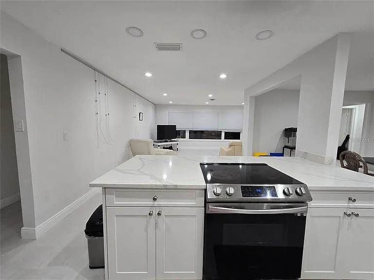 1028 Chinaberry Rd — Photo 6