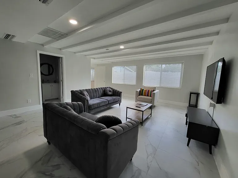 900 SW 31st St — Photo 15
