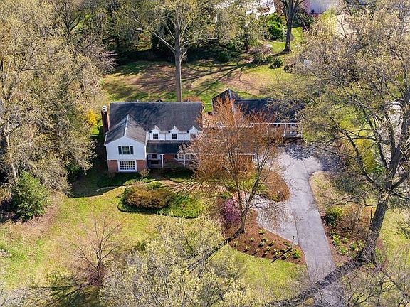 5th image of 1428 Center Rd