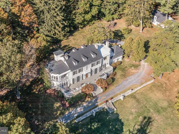 14893 Charmian Rd, Blue Ridge Summit, PA 17214