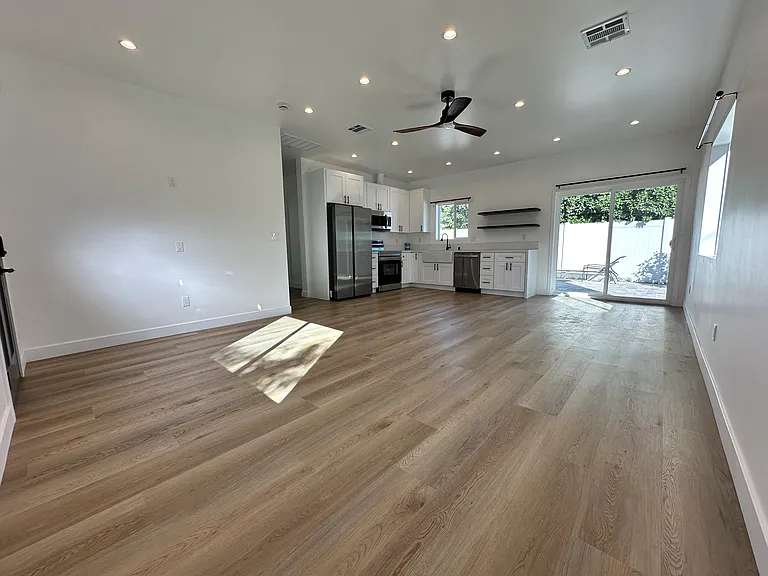 3617 W Victory Blvd — Photo 6