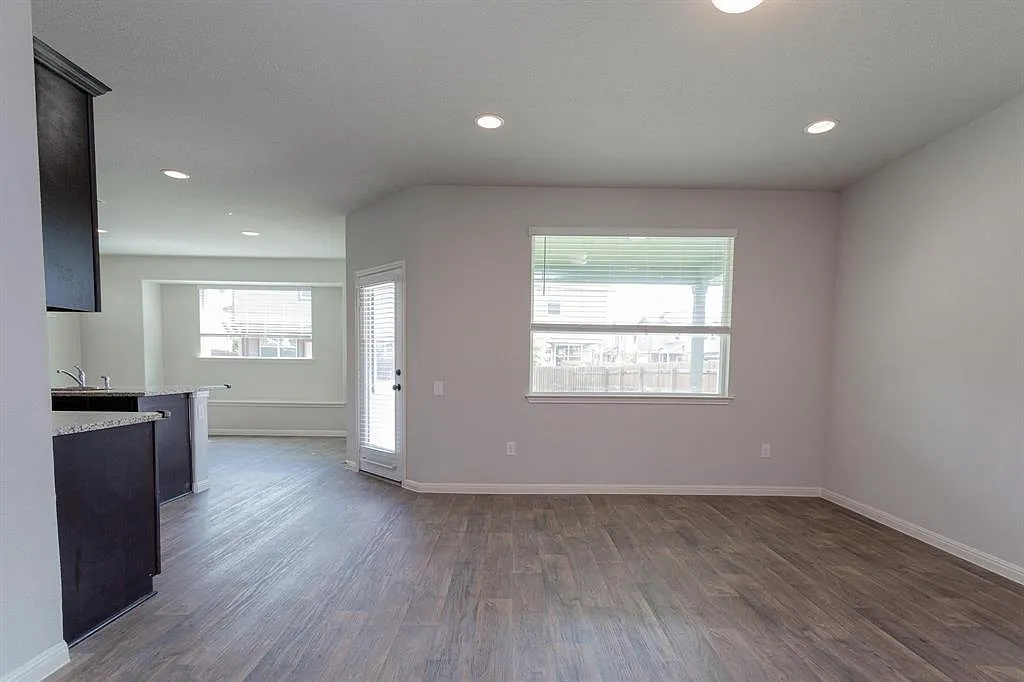 3 bed, 2.5 bath, 1867 sqft, $2,095 — Photo 2