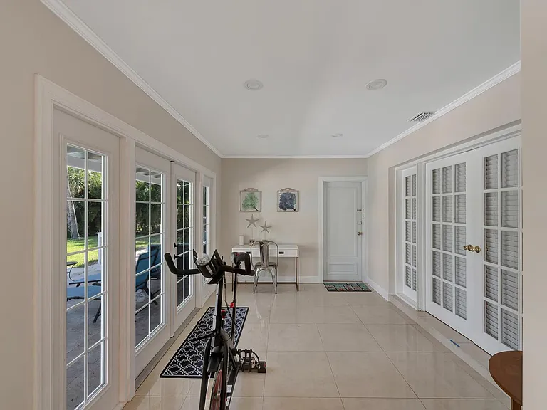 537 E Causeway Blvd — Photo 15