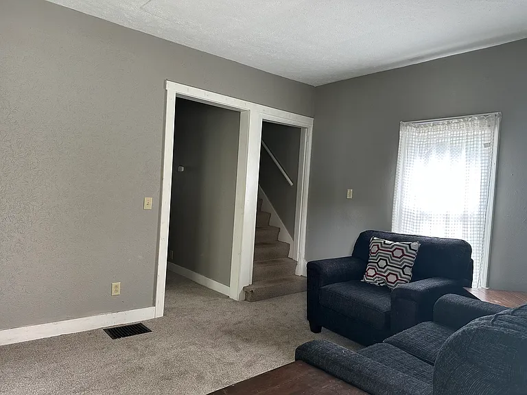 219 S 10th St — Photo 20