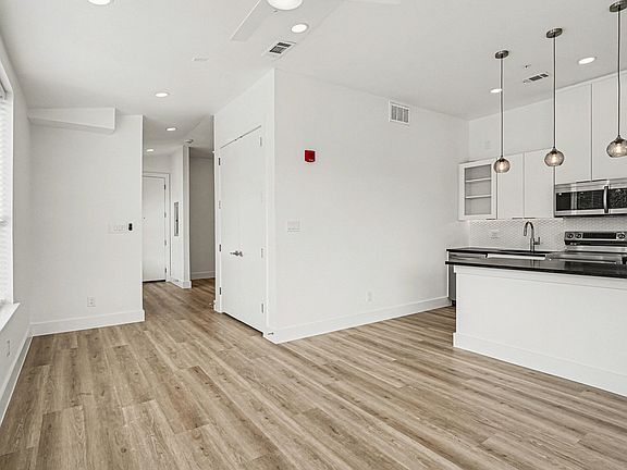 4th image of 2217 N Fitzhugh Ave #301