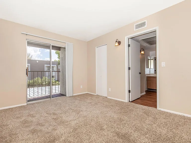 Broadway Proper Apartment ** One Month Free**W/D Included — Photo 16