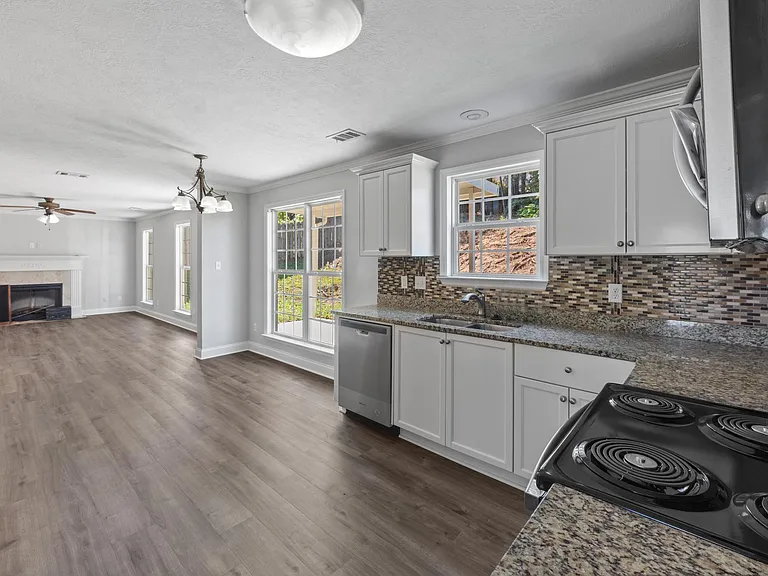 609 Brighton Cir — Photo 12