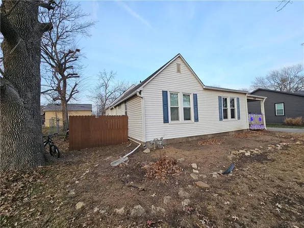 138 W Warren St, Gardner, KS 66030
