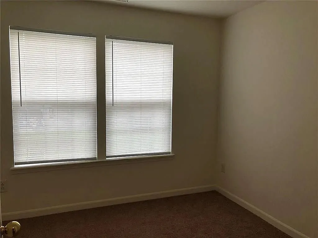3 bed, 1030 sqft, $1,632 — Photo 4