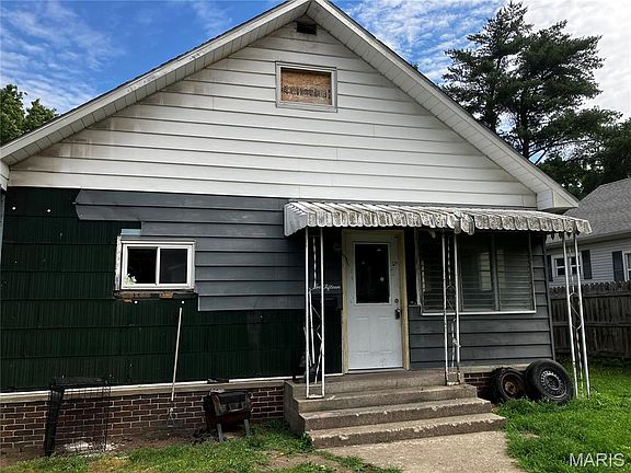 2nd image of 215 W 4th St