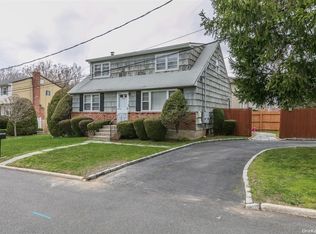 7 Bruno St, Huntington, NY 11743