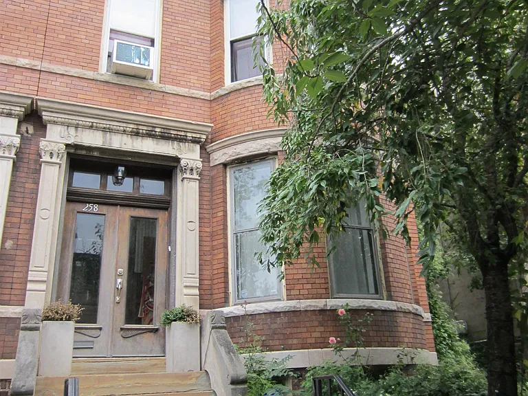 258 Woodlawn Ave — Photo 3
