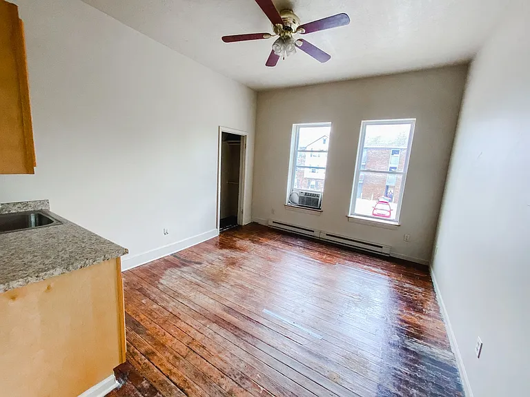 321 Vine St — Photo 17
