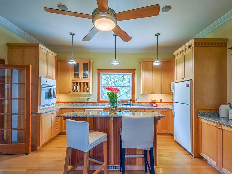 402 W Locust St — Photo 13