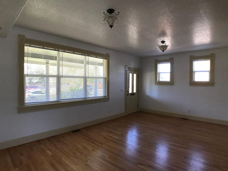 Living Room, 9" ceilings
