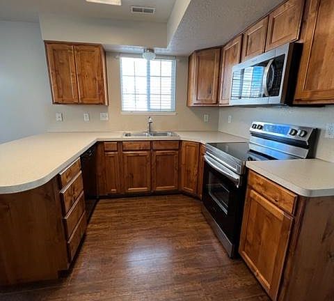Well designed kitchen. Long bar area.