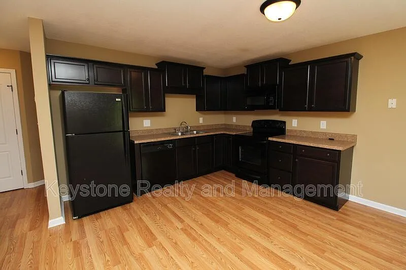 3 bed, 2.0 bath, 1105 sqft, $1,295 — Photo 3