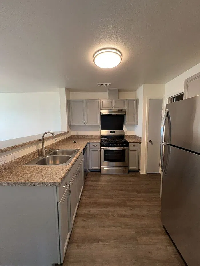 3 bed, 2.5 bath, 1328 sqft, $1,820 — Photo 3