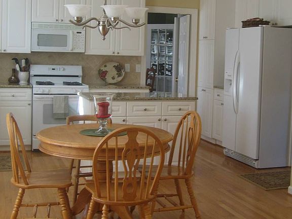 Kitchen & Breakfast Area