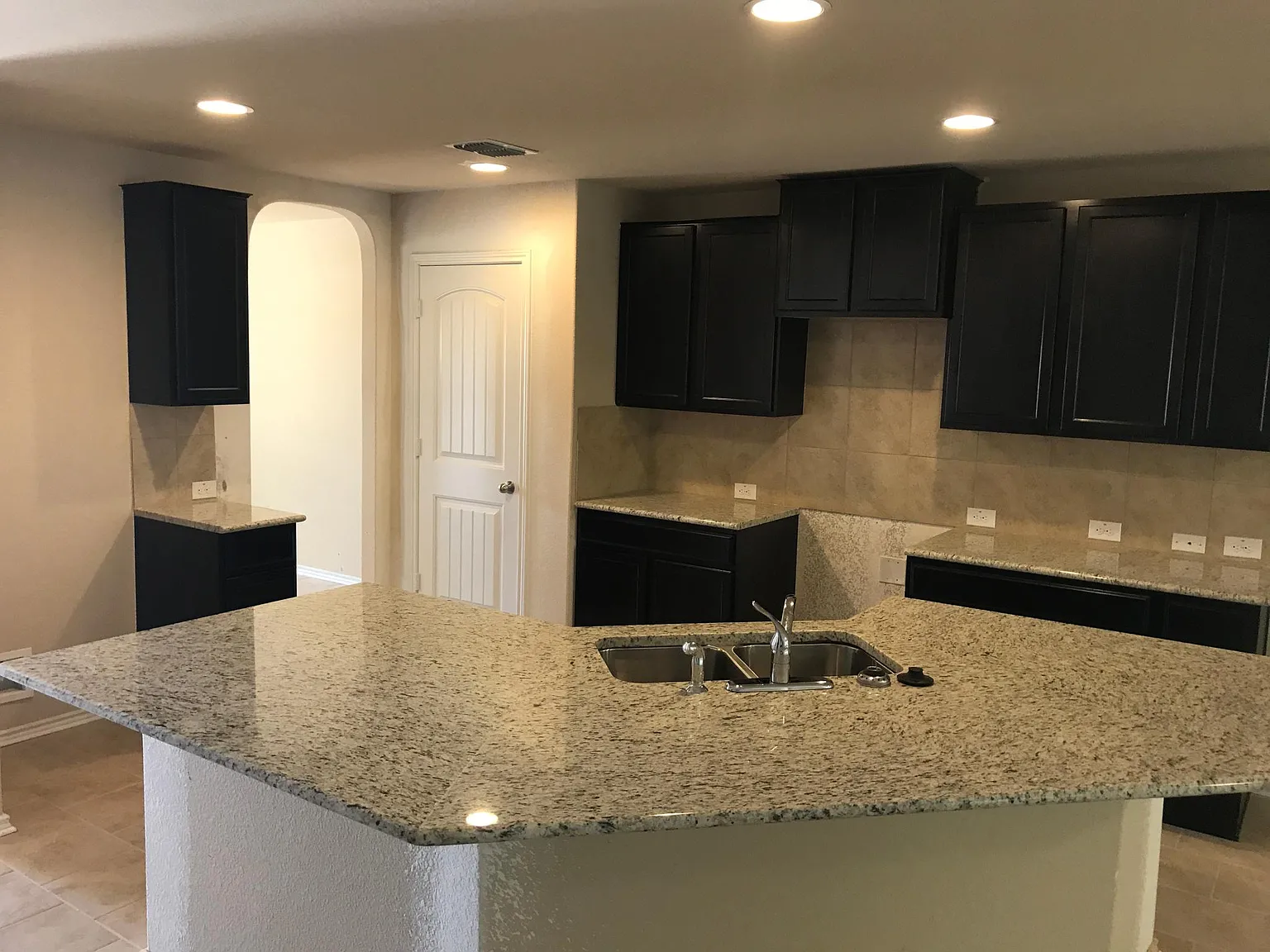 5 bed, 3.5 bath, 2678 sqft, $2,300 — Photo 2