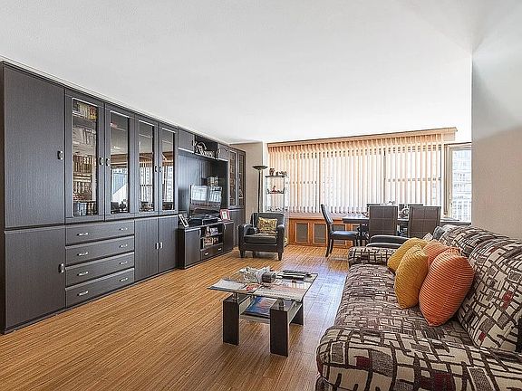 3rd image of 2925 W 5th St APT 6E
