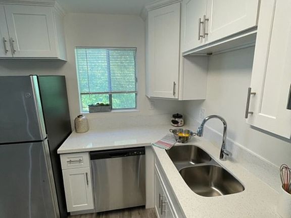 3rd image of 1001 Rockdale Ave #6