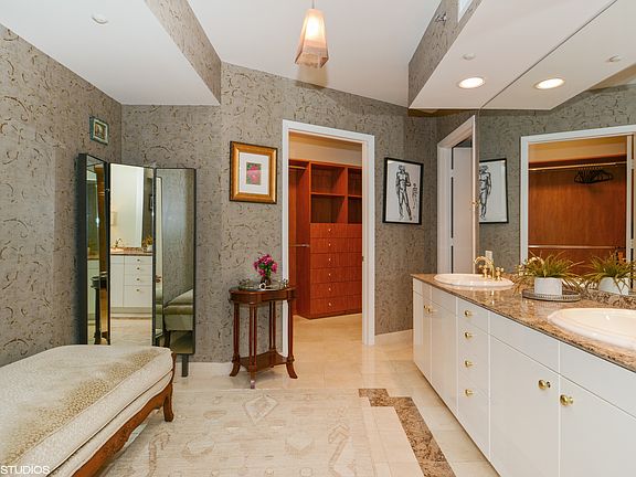 5th image of 19333 Collins Ave APT 702