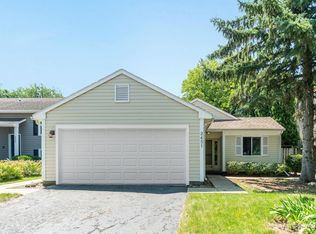 2451 Hedge Row Dr, Aurora, IL 60502