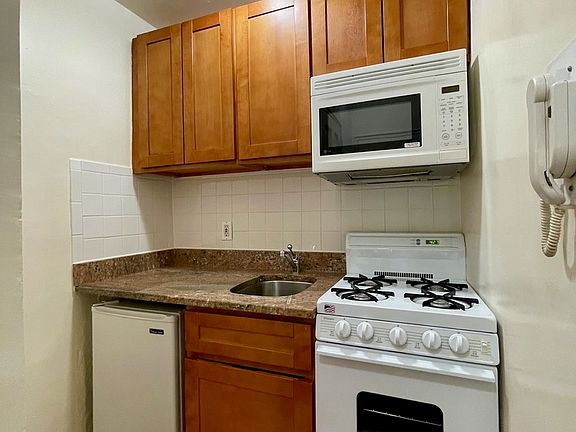 4th image of 319 W 13th St APT 2B
