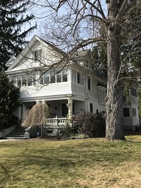 814 W Water St photo 1