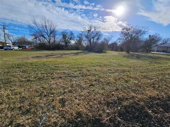 607 W Live Oak St, Jacksboro, TX 76458