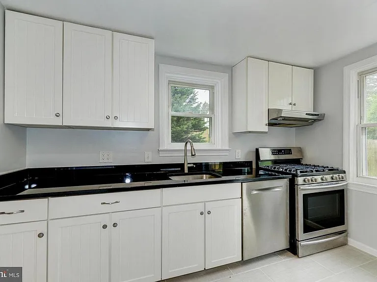 937 Patrick Henry Dr — Photo 10