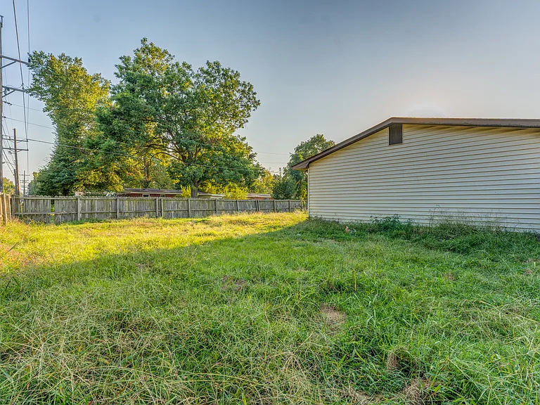 121 E Pecan St — Photo 27